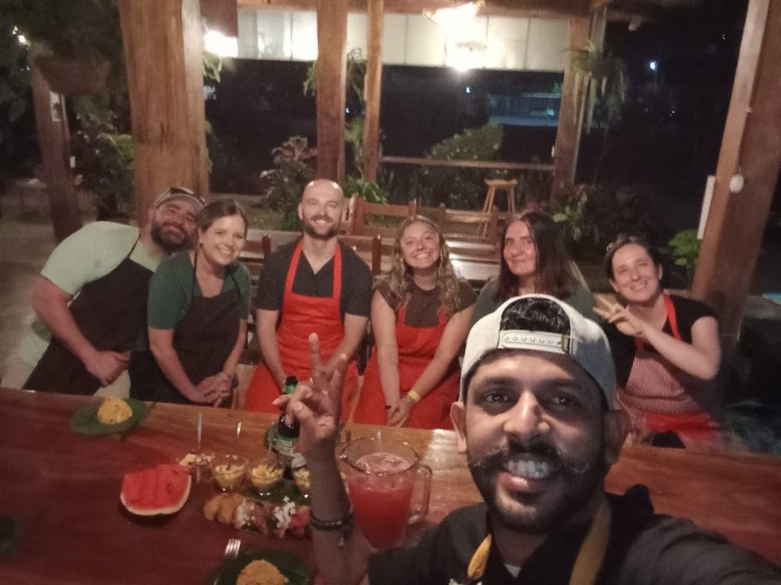 Visitantes y anfitriones celebrando después del taller de cacao