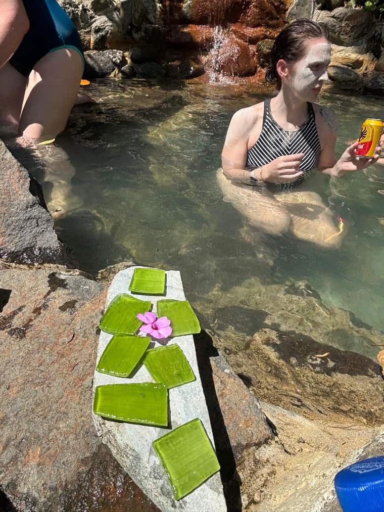 Ritual de spa con mascarilla de arcilla mineral y aloe junto a las pozas