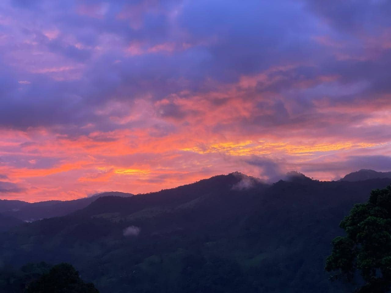 Atardecer rosado y violeta sobre las montañas, visto desde la propiedad